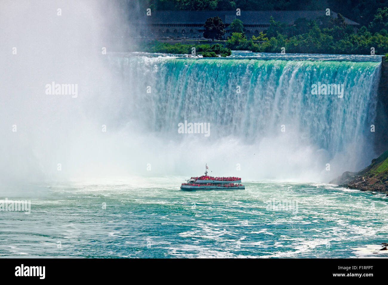 Niagarafälle-Ausflugsschiff Hornblower am Fuße des großen Hufeisenfälle Stockfoto
