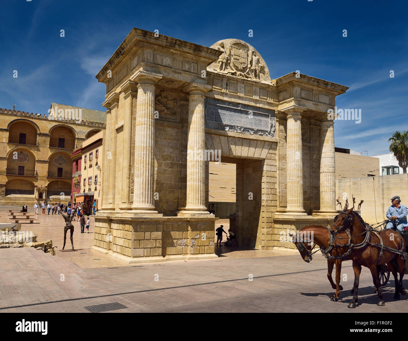 Pferdekutsche Kutsche am Tor Puerta del Puente Roman Bridge neben Cordoba Moschee-Kathedrale Stockfoto