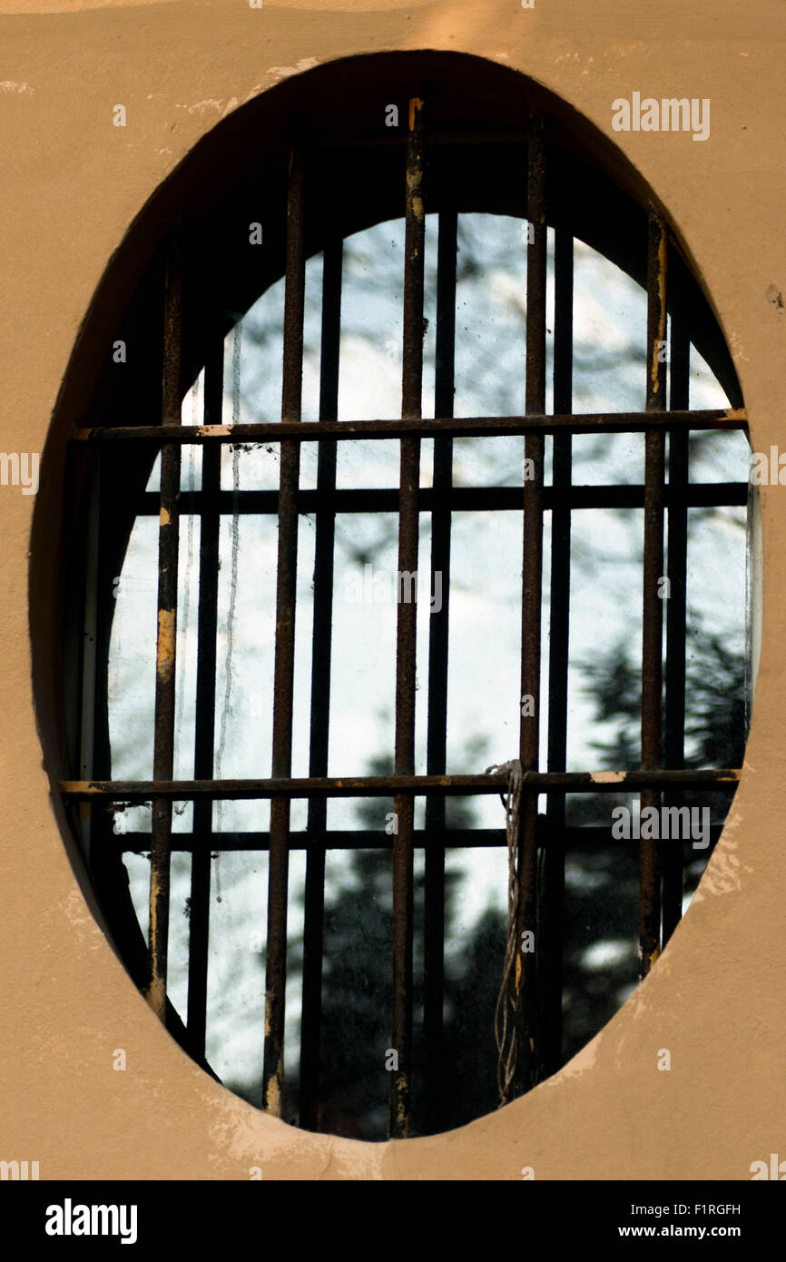 ovale Fenster mit Gitter Stockfoto