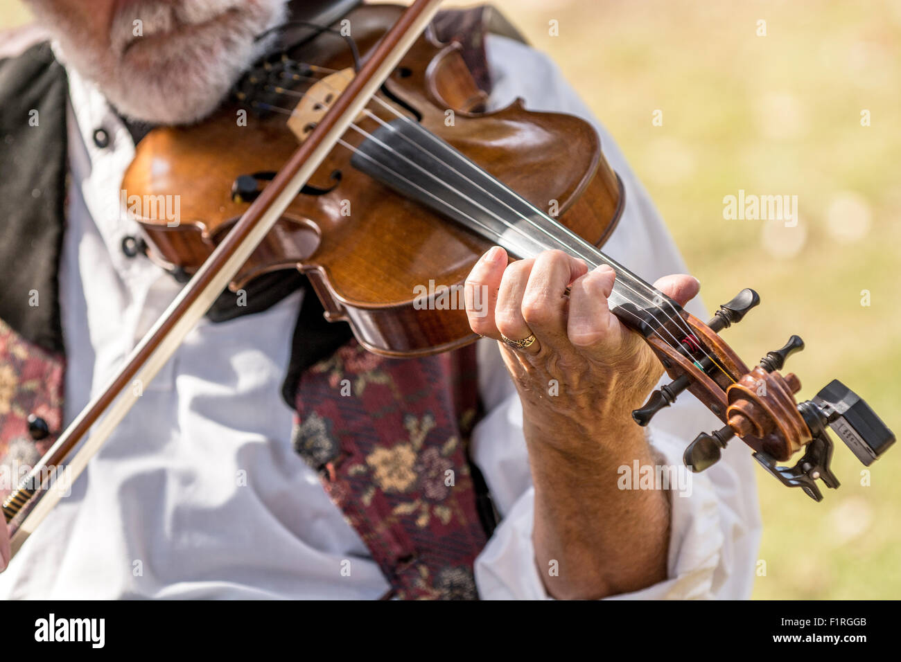 Ein bärtiger Mann, eine Geige zu spielen Stockfoto