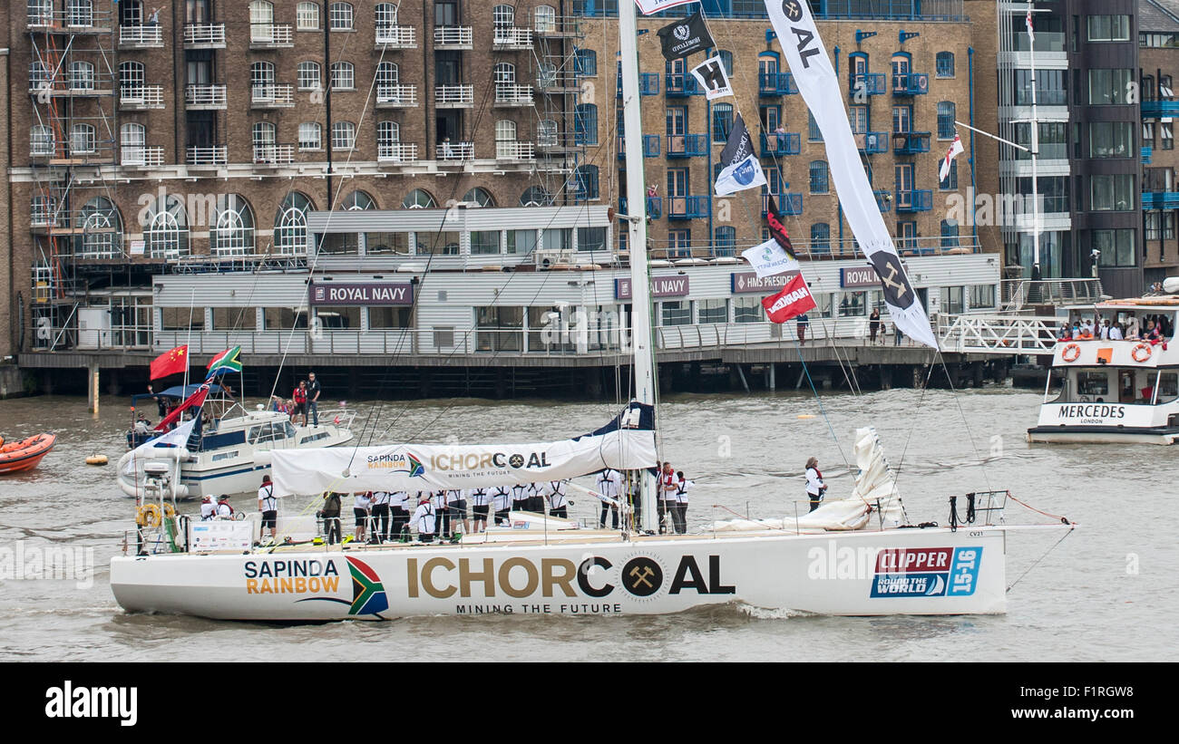 London, UK. 30. August 2015.  Datei-Bild von Anfang an die Clipper Round the World Yacht Race.  Ichorcoal, abgebildet, einer der zwölf Yachten im Wettbewerb auf dem Clipper Round the World Race lässt ihre Liegeplätze im St. Katherine's Dock für die Reise entlang der Themse für den Start ihrer 40.000 Meilen.  Dieses Bild geht mit aktuellen Nachrichten Geschichte, wo Andrew Ashman aus Südost-London und der Amateur crew an Bord der Ichorcoal, gestorben ist die Teilnahme an der Clipper Round The World Yacht Race.  Er war das Segel von seinem Team Boot anpassen, wenn er bewusstlos wurde. Stockfoto