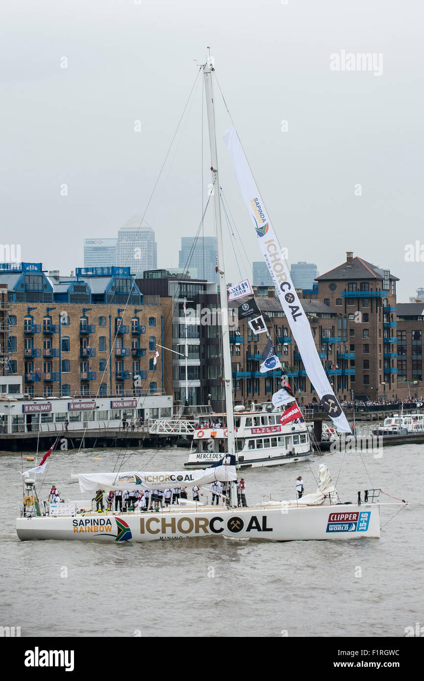 London, UK. 30. August 2015.  Datei-Bild von Anfang an die Clipper Round the World Yacht Race.  Ichorcoal, abgebildet, einer der zwölf Yachten im Wettbewerb auf dem Clipper Round the World Race lässt ihre Liegeplätze im St. Katherine's Dock für die Reise entlang der Themse für den Start ihrer 40.000 Meilen.  Dieses Bild geht mit aktuellen Nachrichten Geschichte, wo Andrew Ashman aus Südost-London und der Amateur crew an Bord der Ichorcoal, gestorben ist die Teilnahme an der Clipper Round The World Yacht Race.  Er war das Segel von seinem Team Boot anpassen, wenn er bewusstlos wurde. Stockfoto