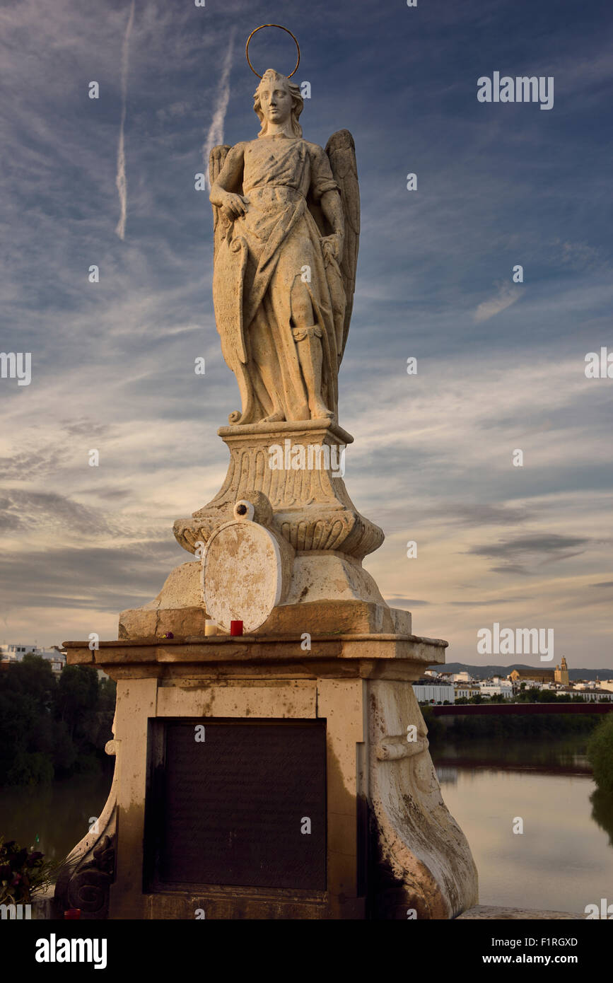Statue von Saint Raphael bei Sonnenuntergang auf der römischen Brücke von Cordoba über den Guadalquivir Fluss Stockfoto