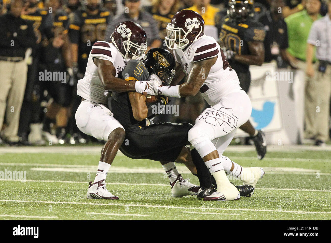 Southern Miss WR, D.J. Thompson (5) wird durch staatliche Verteidiger während der NCAA Football-Spiel zwischen der Southern Mississippi und Mississippi State am {M.M. Roberts} {Hattiesburg} {MS} angegangen. Chuck lecken/CSM Stockfoto