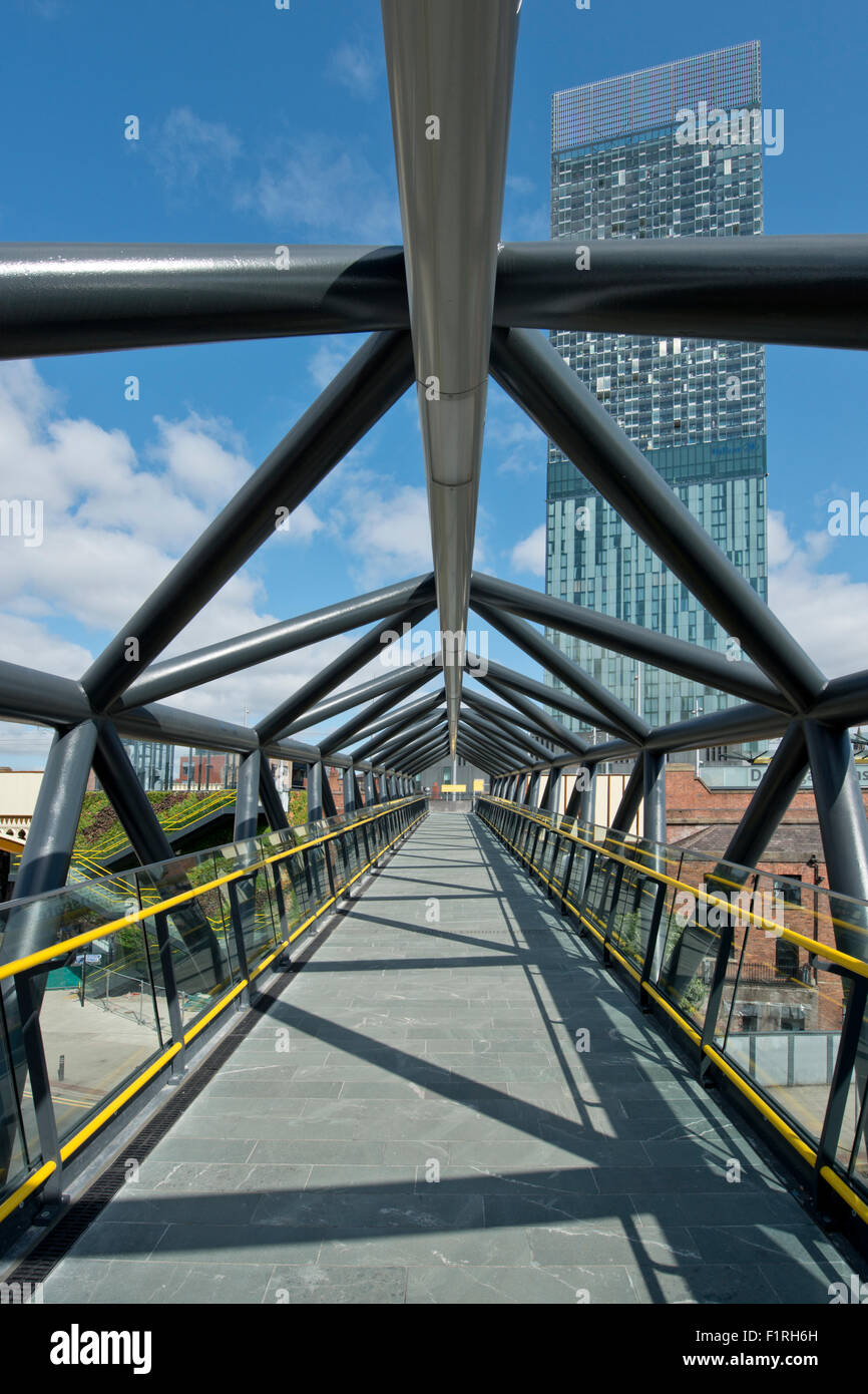 Die renovierten Ausstellung Fußgängerbrücke überqueren Whitworth Street West in der Nähe von Deansgate in Manchester. Stockfoto