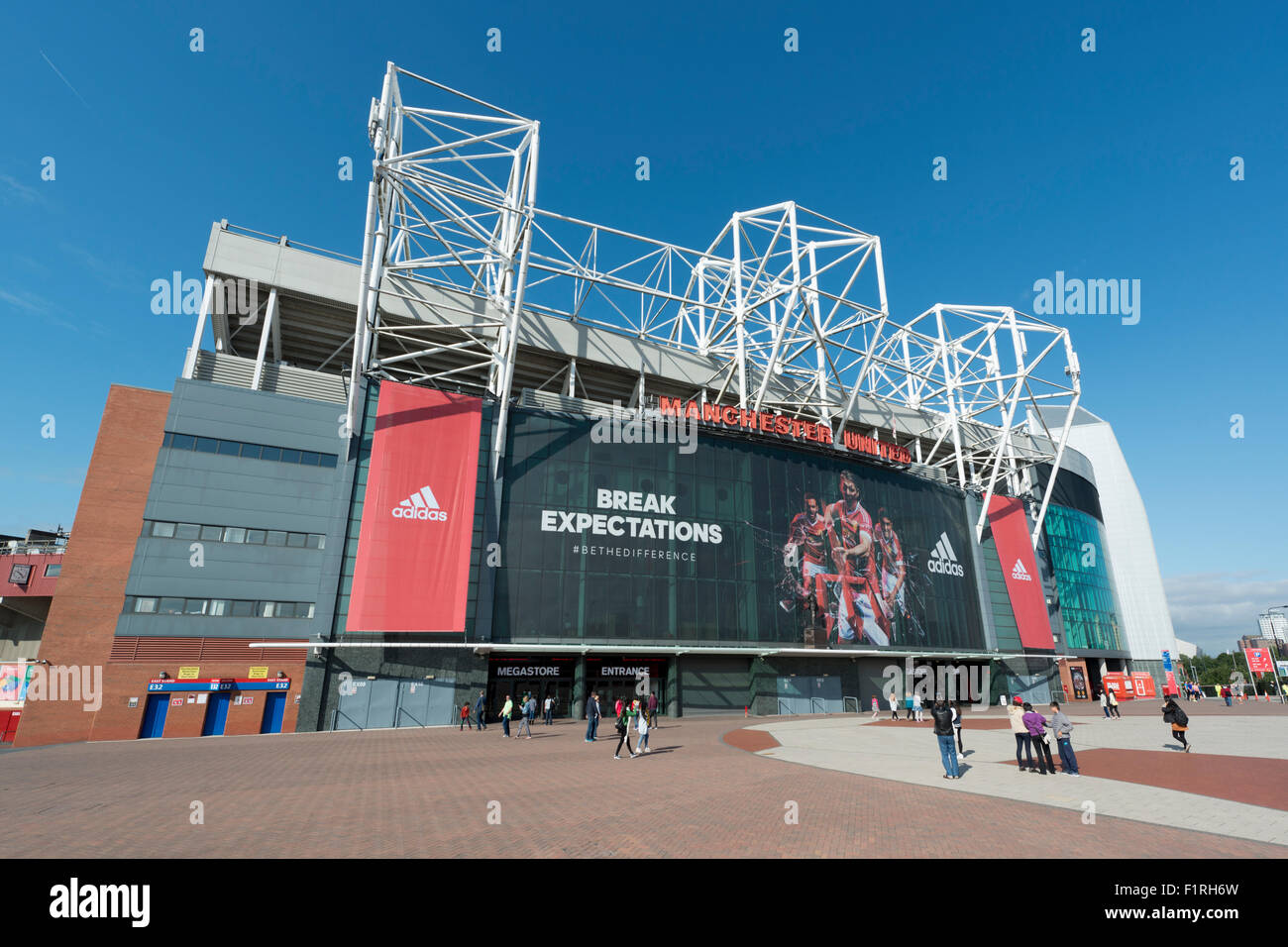 Old Trafford, das Stadion von Manchester United Football Club an einem sonnigen Tag klarer blauer Himmel (nur zur redaktionellen Verwendung) Stockfoto