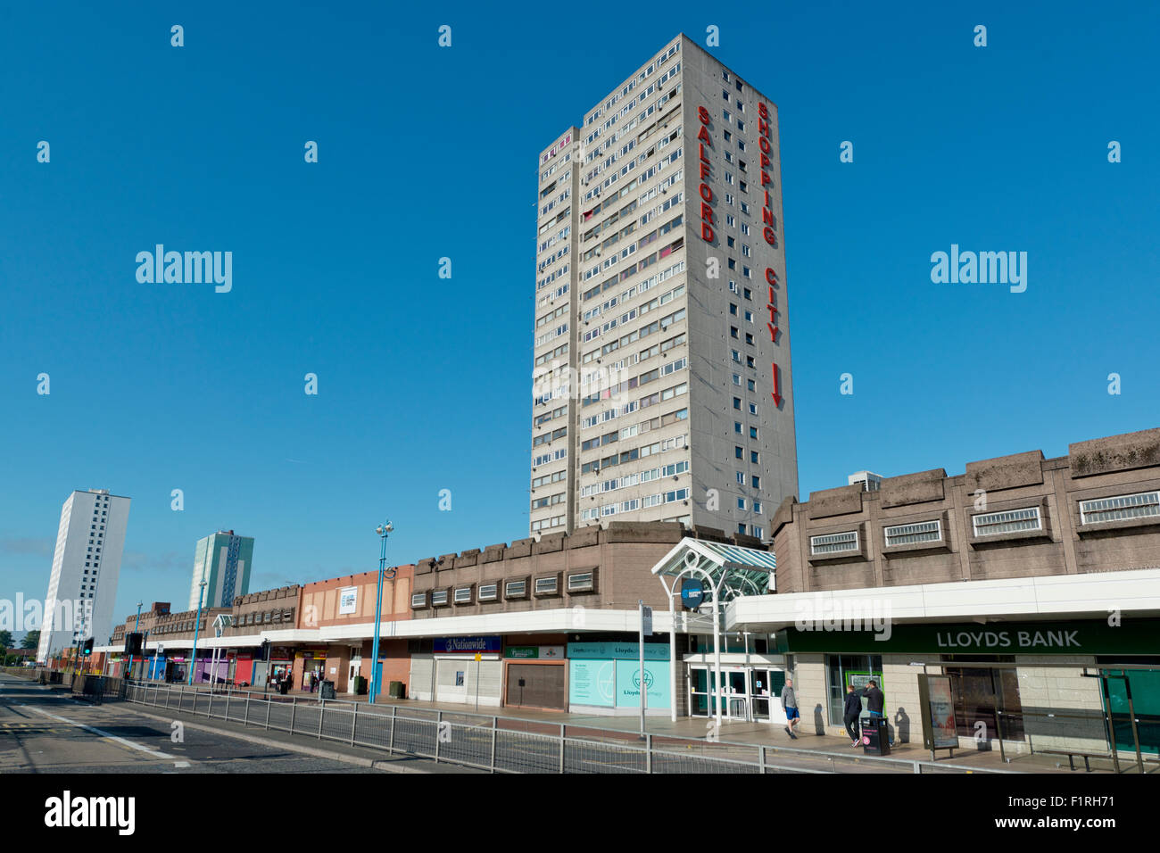 Eine externe Aufnahme von Salford Shopping Centre befindet sich in Pendleton in Salford, Greater Manchester an einem sonnigen Tag. Stockfoto