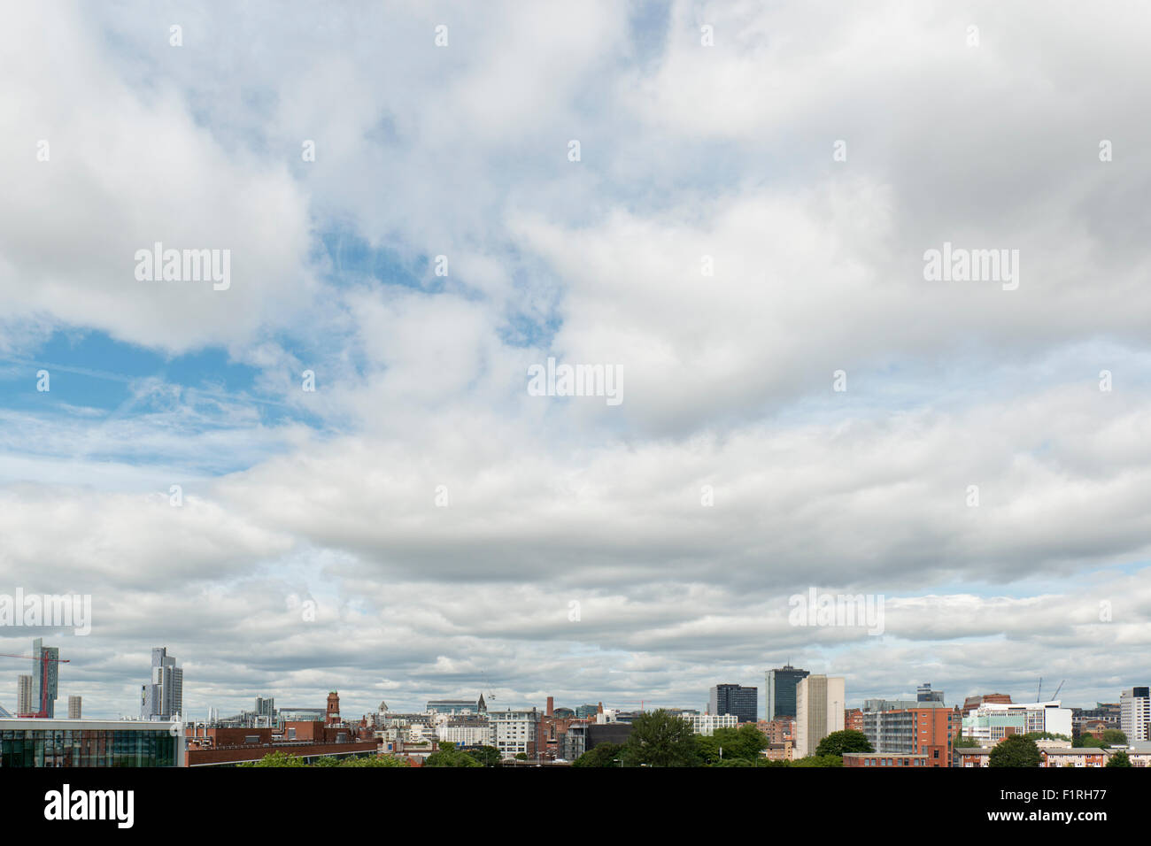 Einen Schuss auf die Skyline der Stadt von Manchester, UK, mit verschiedenen Hochhäusern und Wolkenkratzern. Stockfoto