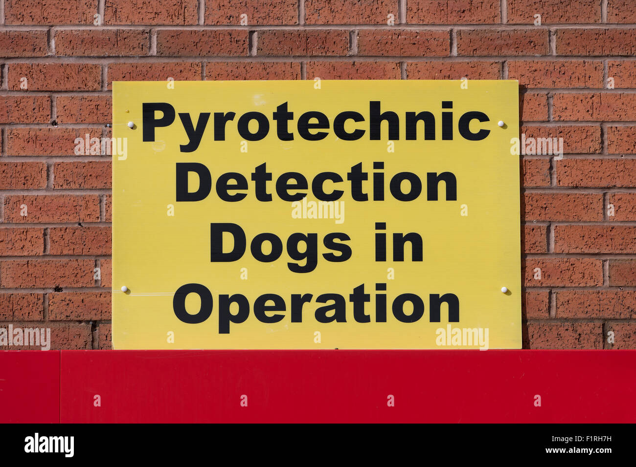 Ein Schild mit der Aufschrift pyrotechnische Spürhunde im Einsatz vor dem Stadion von Manchester United Football Club in Old Trafford. Stockfoto