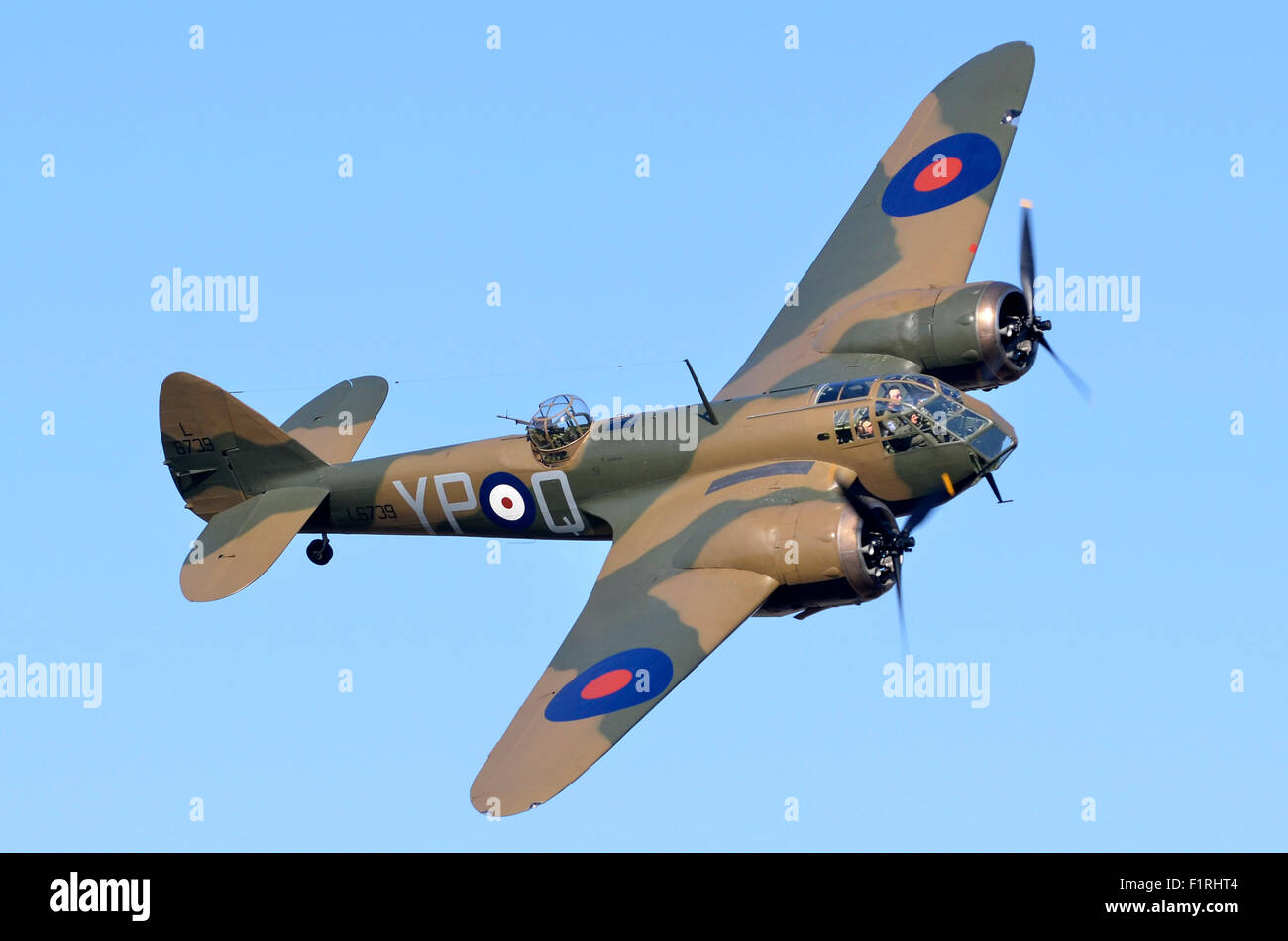 Bristol Blenheim 1 Flugzeuge in RAF die Schlacht um England 1940 Farben eine niedrige Flypast an Cosby Sieg zeigen, Leicestershire, UK, 2015. Die Bristol Blenheim 1 diente als Nacht Kämpfer während der Schlacht von Großbritannien. Credit: Antony Nessel/Alamy leben Nachrichten Stockfoto