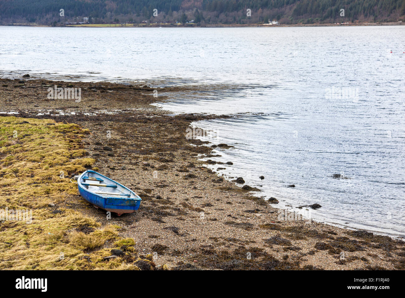 Ein altes Boot am Ufer des Long Lake in Arrochar, Schottland Stockfoto