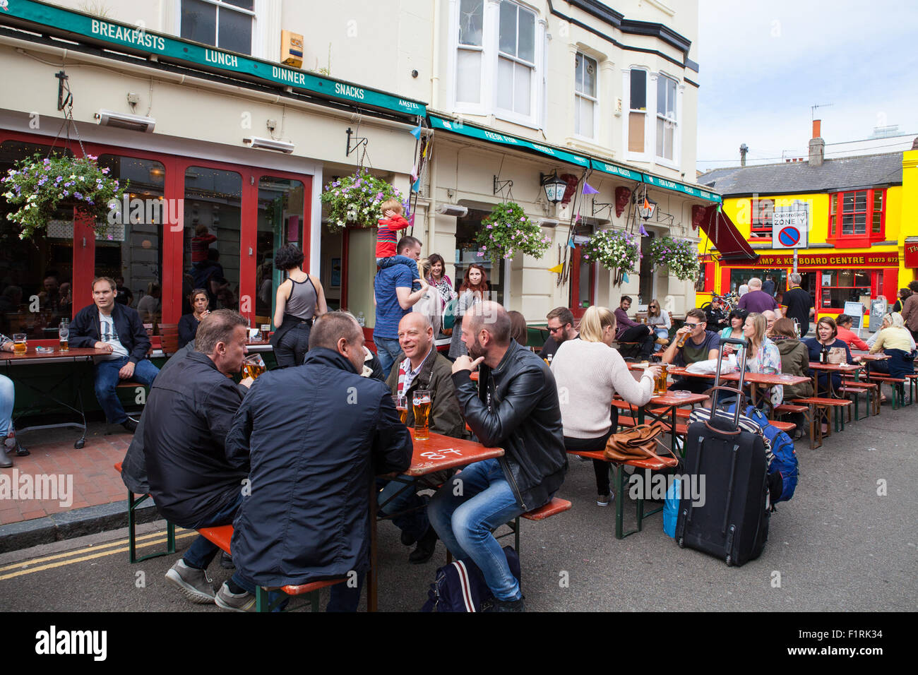 Trinker außerhalb der Dorset Arms Pub in Brighton Stockfoto