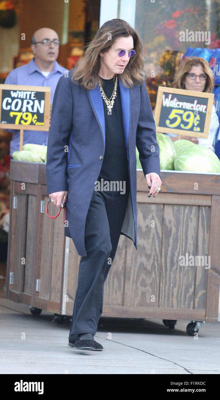 Ozzy Osbourne Einkaufen bei Bristol Farms in Beverly Hills trug einen langen Mantel und Goldkette Halskette Featuring: Ozzy Osbourne wo: Los Angeles, California, Vereinigte Staaten von Amerika bei: 6. Juli 2015 Stockfoto