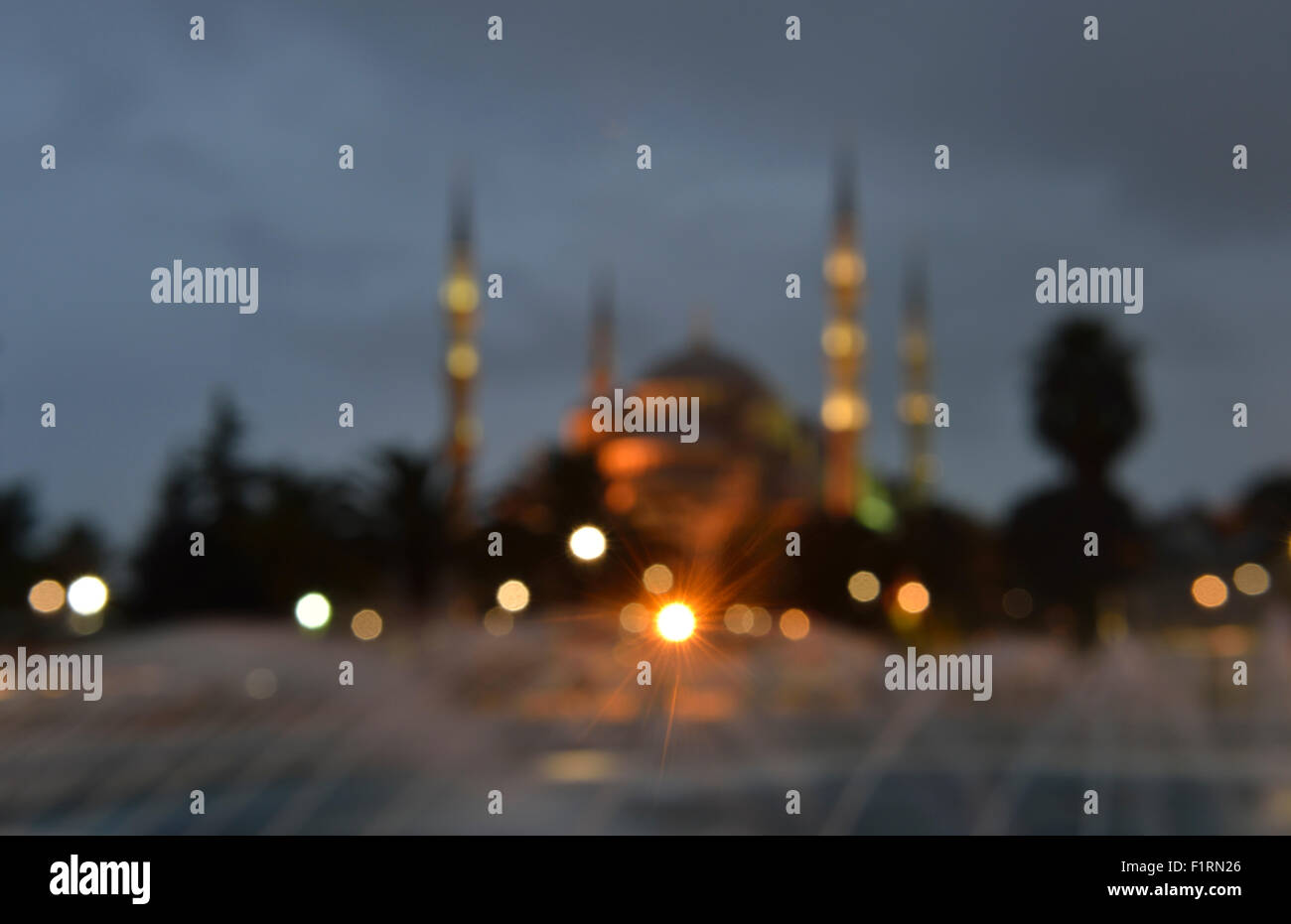 Sultanahmet Moschee (blaue Moschee) in der Abenddämmerung, Istanbul, Türkei Stockfoto