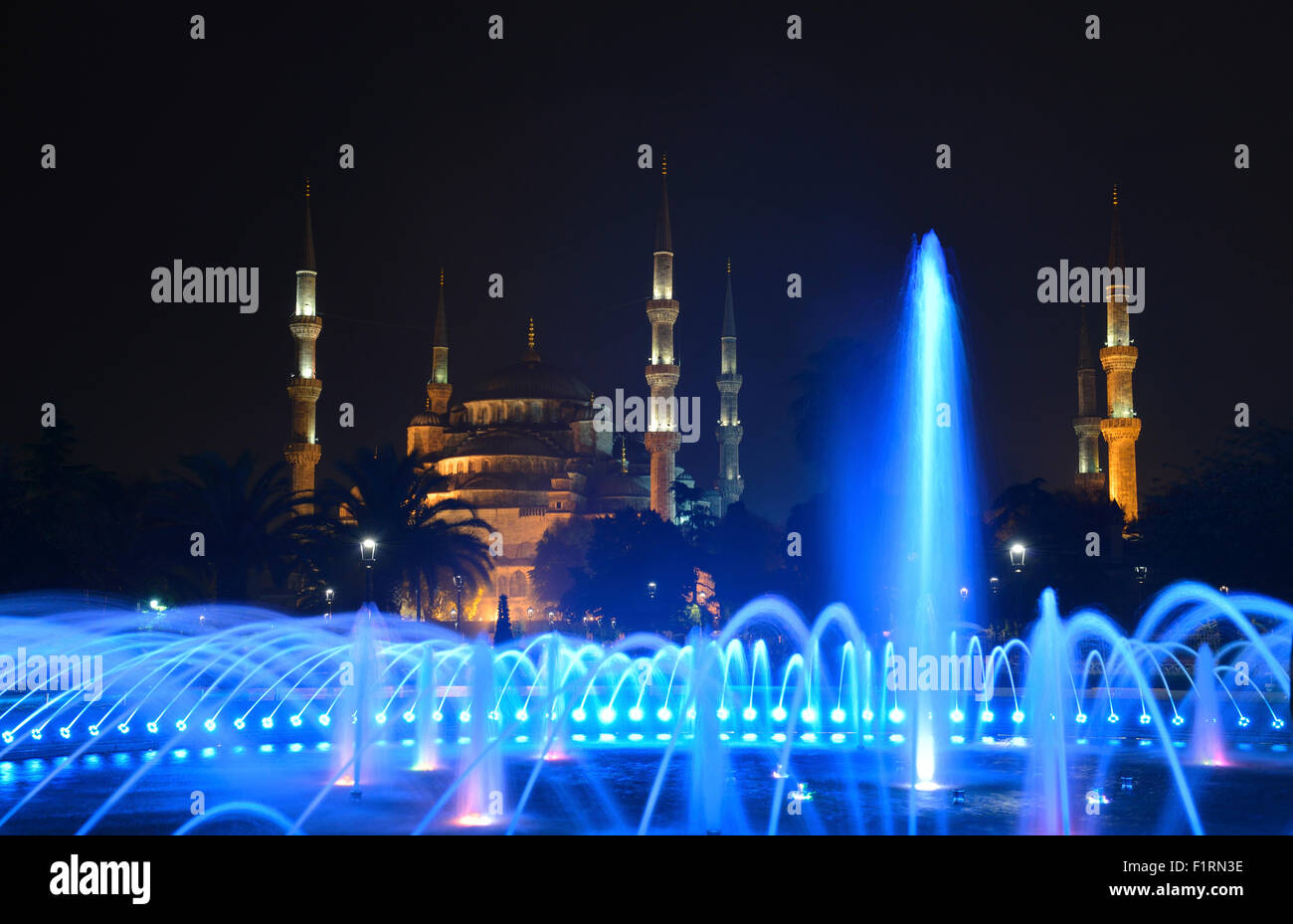 Sultanahmet Moschee (blaue Moschee) in der Abenddämmerung, Istanbul, Türkei Stockfoto