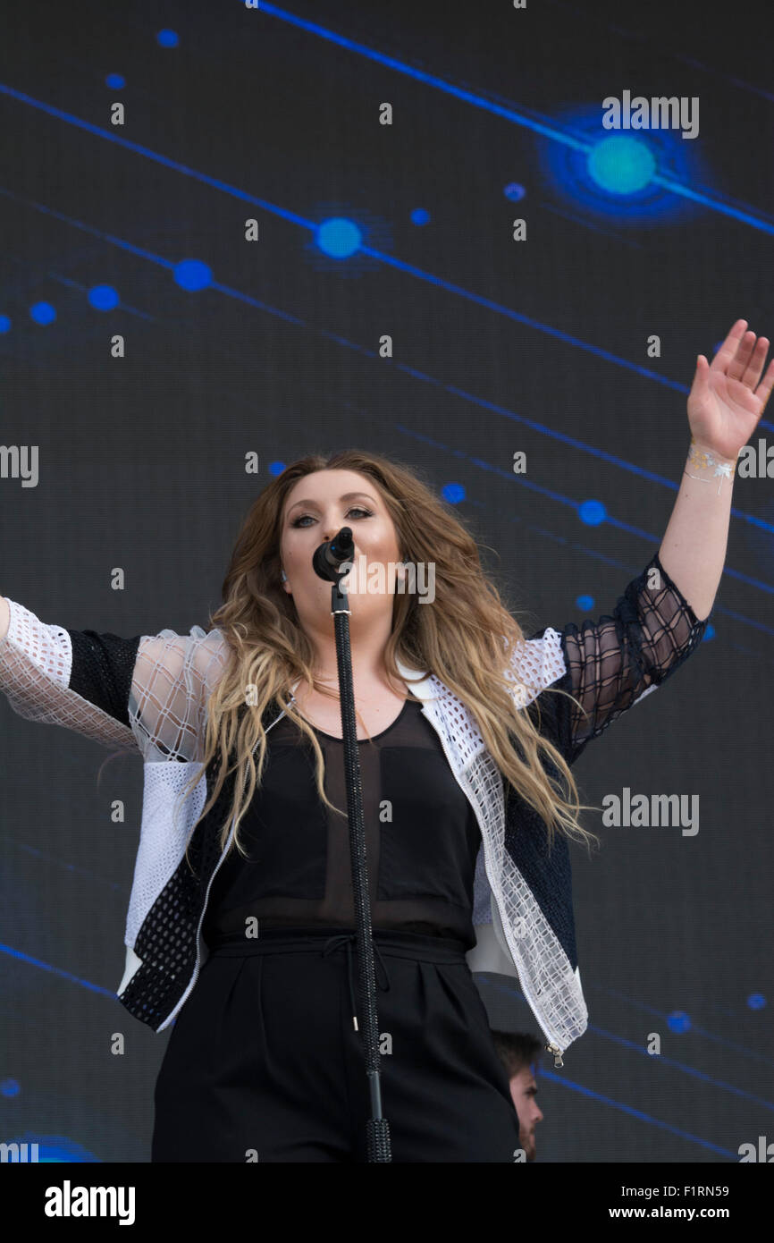 Gibraltar. 6. September 2015. Ella Henderson war unter einer Überschrift Handlungen bei den Musikfestspielen in Gibraltar.  Die Gibraltar-Musik-Festival weiter in seiner zweiten und letzten Tag mit Auftritten von Kings of Leon, Kaiser Chief, Ella Henderson, Rae Morris, Maddess, OMI und James Bay unter anderem. Das Festival fand im Victoria-Stadion mit drei Hauptphasen sehen Aufführungen von lokalen und internationalen Künstlern in ein Multi million Pfund Mega-Konzert an der britischen überseeischen Gebiet von Gibraltar statt. Bildnachweis: Stephen Ignacio/Alamy Live-Nachrichten Stockfoto