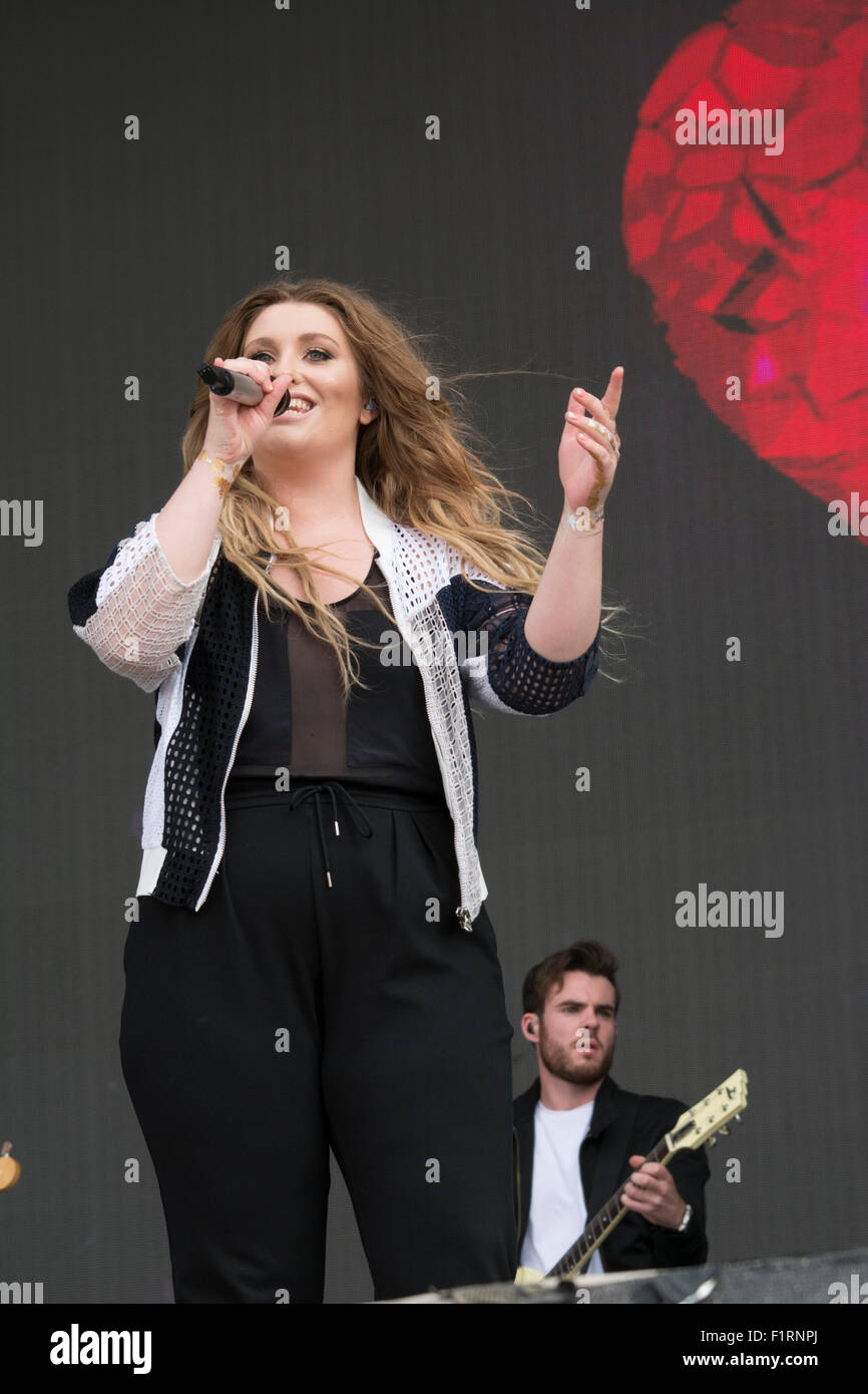 Gibraltar. 6. September 2015. Ella Henderson war unter einer Überschrift Handlungen bei den Musikfestspielen in Gibraltar.  Die Gibraltar-Musik-Festival weiter in seiner zweiten und letzten Tag mit Auftritten von Kings of Leon, Kaiser Chief, Ella Henderson, Rae Morris, Maddess, OMI und James Bay unter anderem. Das Festival fand im Victoria-Stadion mit drei Hauptphasen sehen Aufführungen von lokalen und internationalen Künstlern in ein Multi million Pfund Mega-Konzert an der britischen überseeischen Gebiet von Gibraltar statt. Bildnachweis: Stephen Ignacio/Alamy Live-Nachrichten Stockfoto