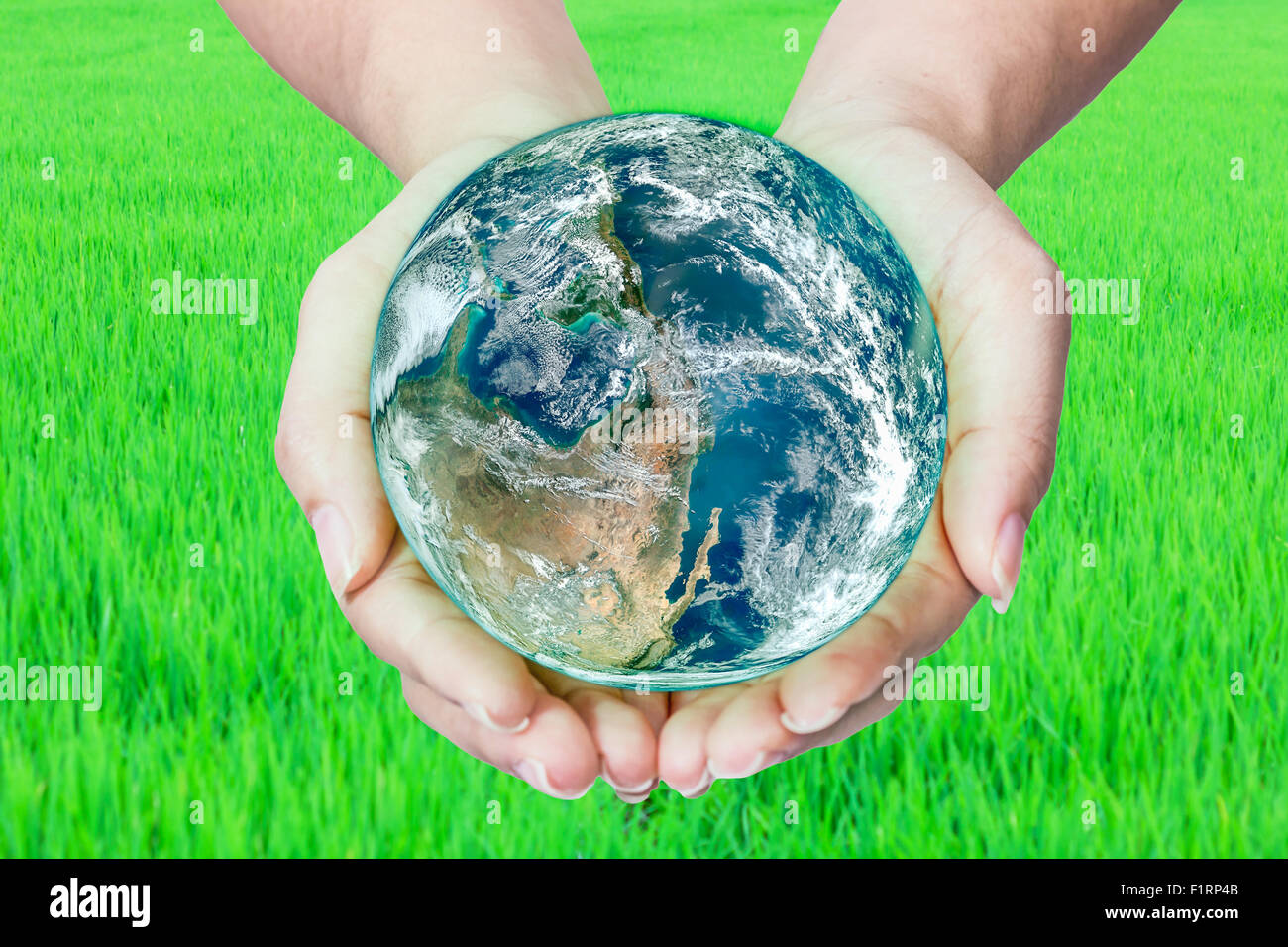 Frau mit Globus auf ihren Händen, Elemente des Bildes von der NASA eingerichtet Stockfoto