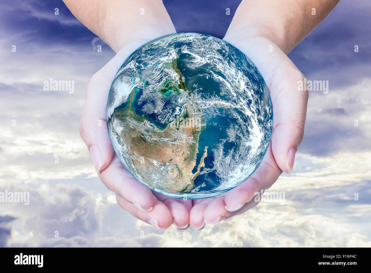 Frau mit Globus auf ihren Händen, Elemente des Bildes von der NASA eingerichtet Stockfoto