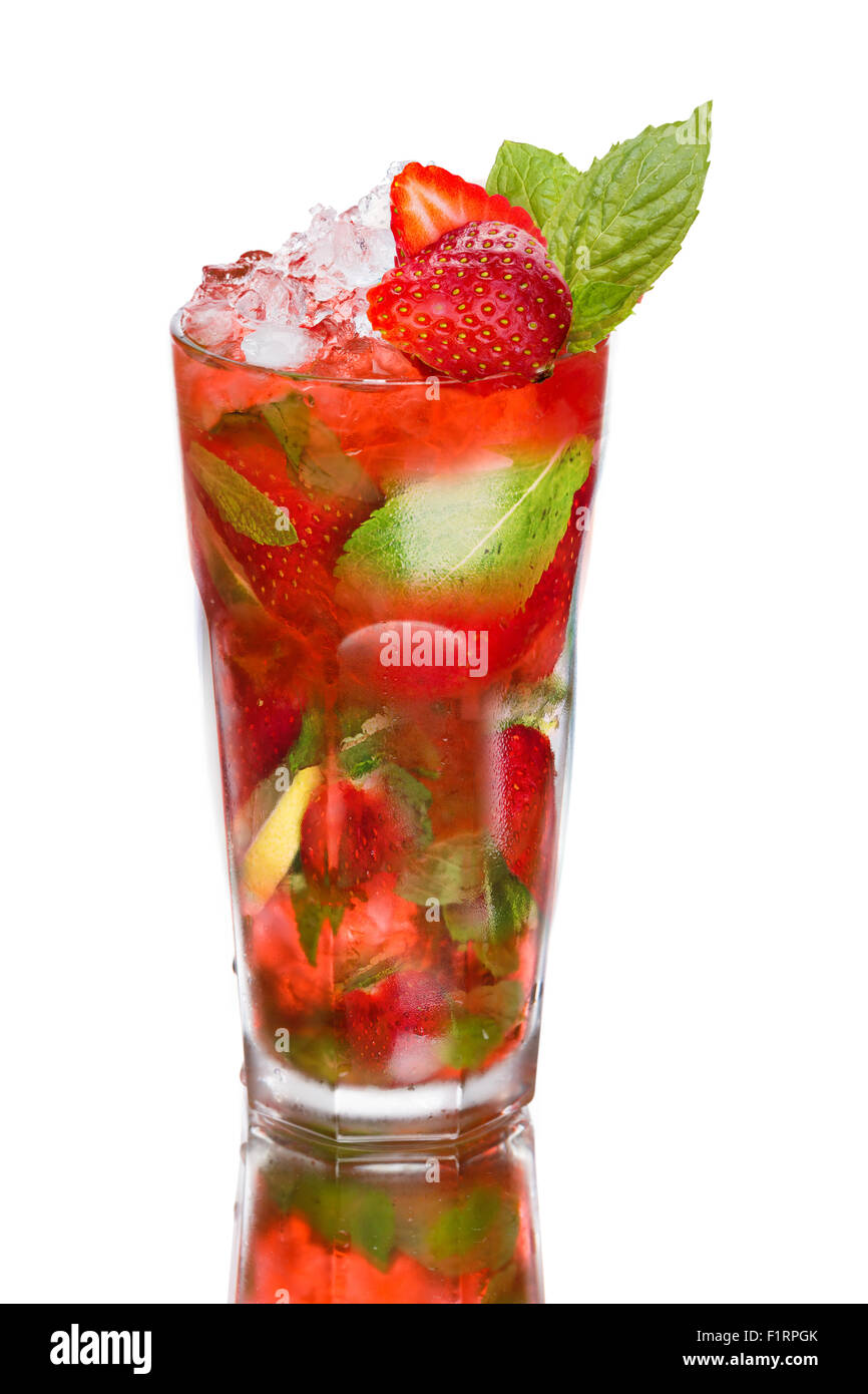 Mojito mit Erdbeere, isoliert auf weiss. Beliebte alkoholische Cocktail mit Limette, Minze und rum Stockfoto
