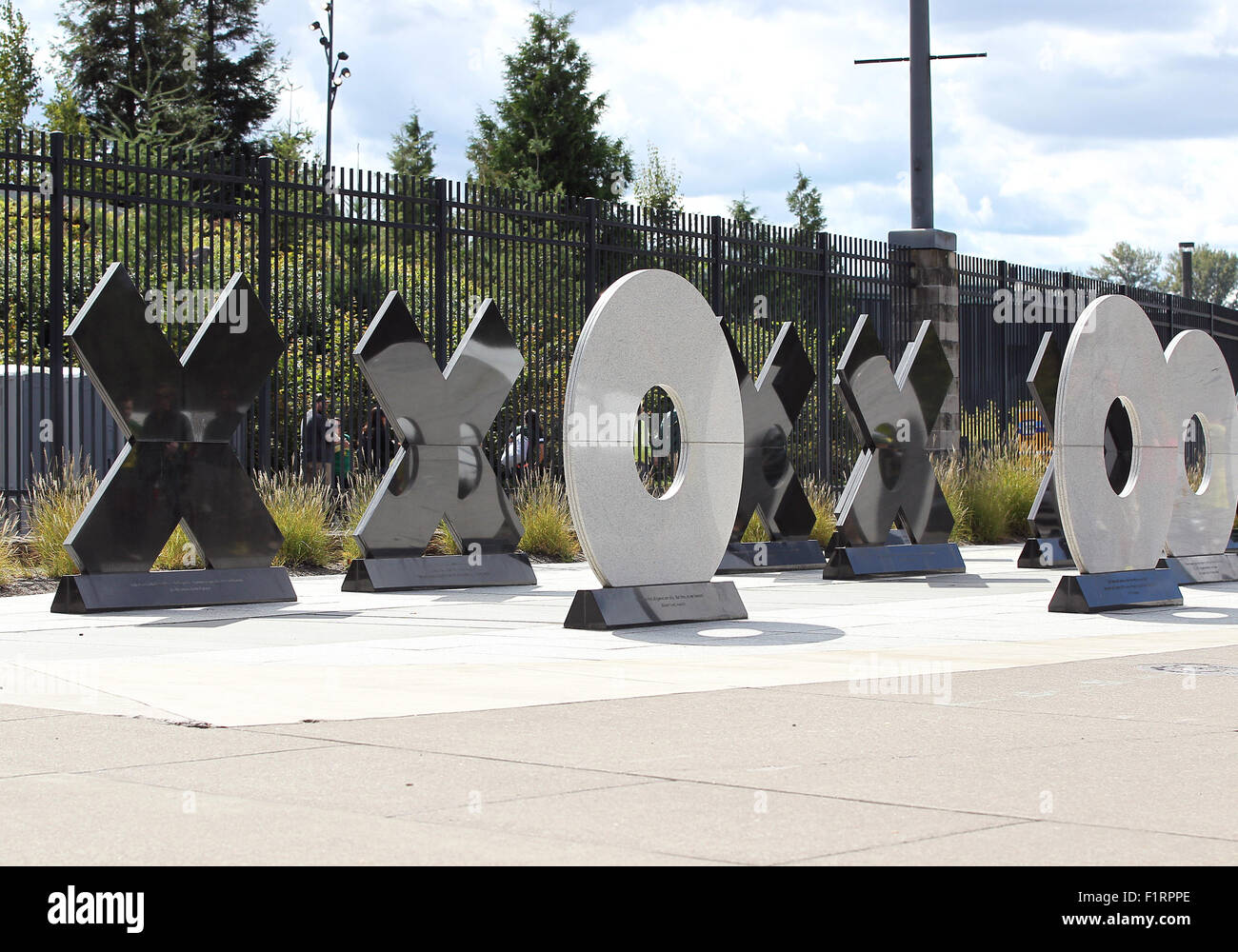 Autzen Stadium, Eugene, OR, USA. 5. Sep, 2015. X und O vor Autzen Stadium vor dem Start der NCAA Football-Spiel zwischen den Enten und den östlichen Washington State Eagles Autzen Stadium, Eugene, OR. Larry C. Lawson/CSM/Alamy Live-Nachrichten Stockfoto