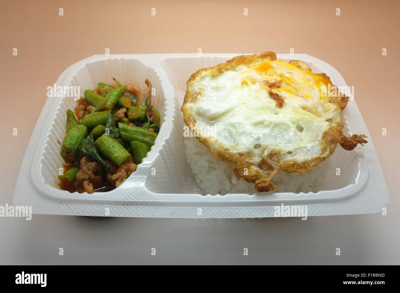 Thai-Food-Box, gebratenes Ei auf Reis mit rühren gebraten, Huhn und Gemüse Stockfoto