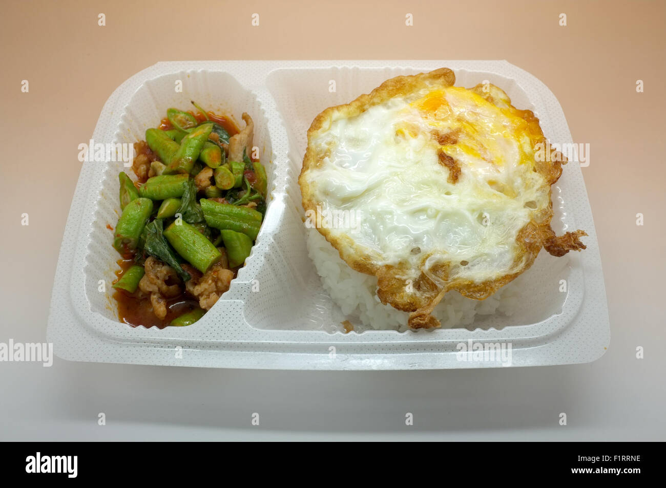Thai-Food-Box, gebratenes Ei auf Reis mit rühren gebraten, Huhn und Gemüse Stockfoto