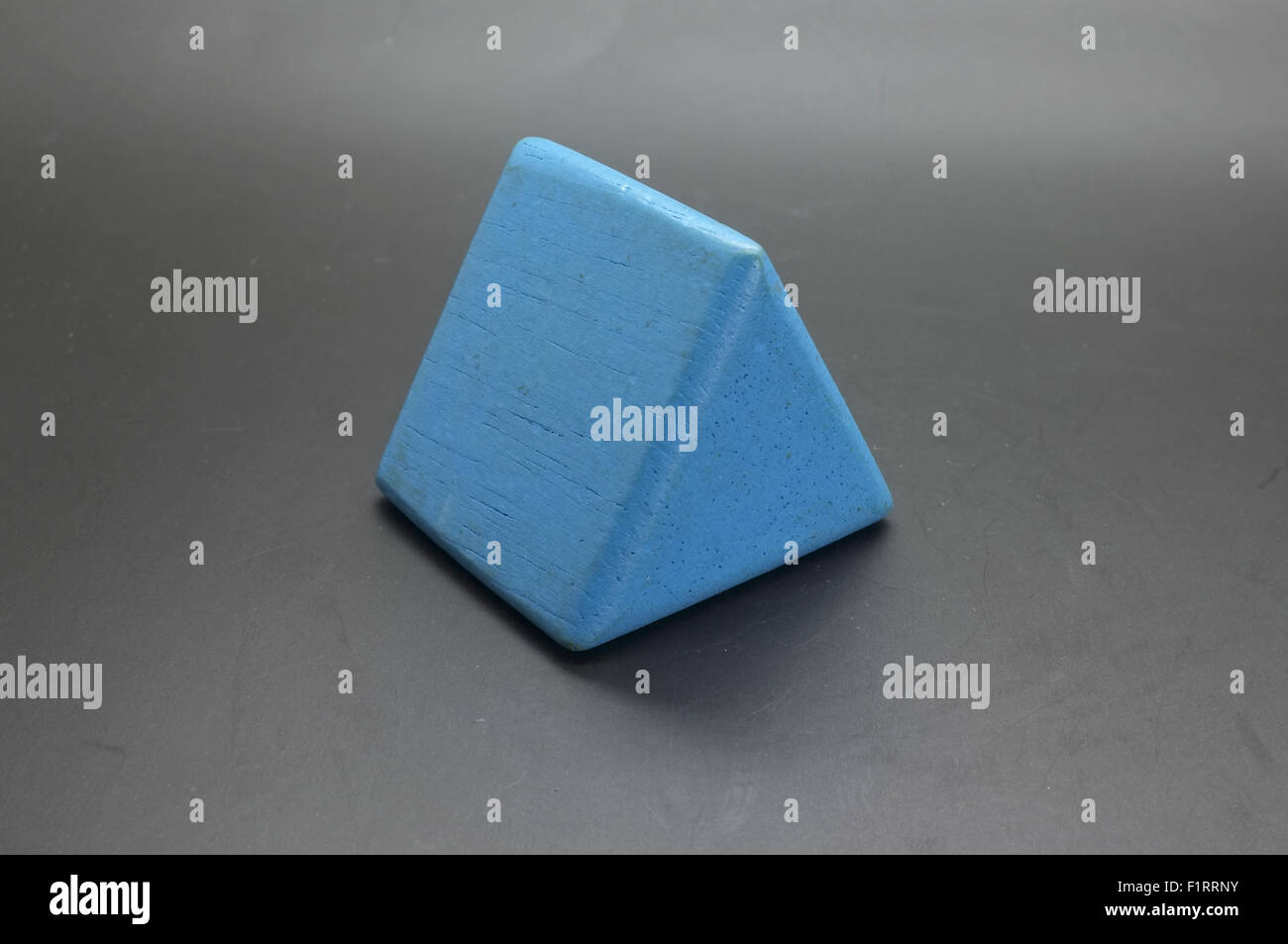 Bauklötze aus Holz blaues Dreieck Stockfoto