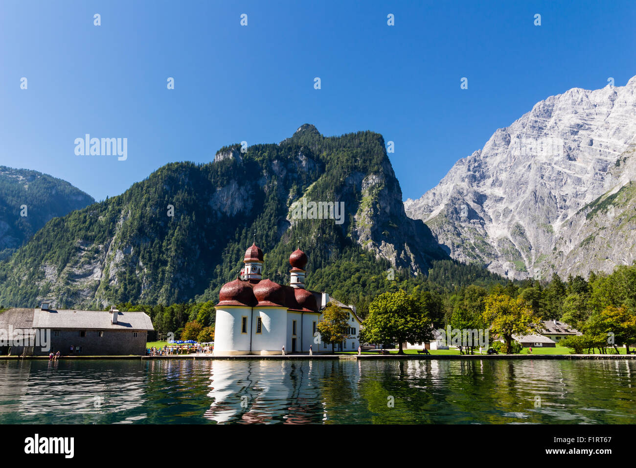 Lake Königssee im Sommer mit St. Bartholomäus Kirche, Alpen, Deutschland Stockfoto