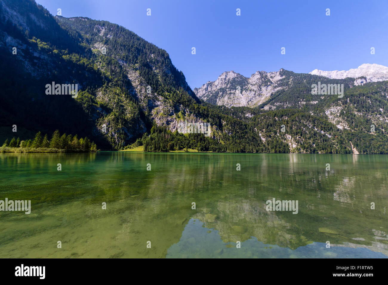 Schöne Landschaft der alpinen See mit kristallklarem Wasser und Berge im Hintergrund, Obersee, Deutschland Stockfoto