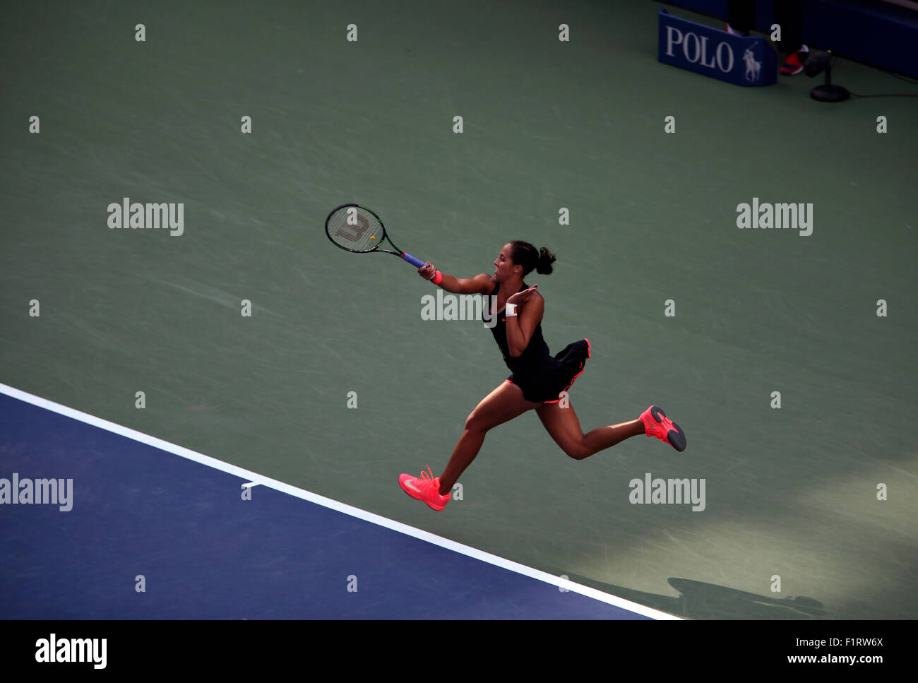 New York, USA. 6. September 2015. Madison Keys von den Vereinigten Staaten im Kampf gegen die Nummer eins der Welt, Serena Williams in ihrem vierten Vorrundenspiel bei den US Open in Flushing Meadows, New York auf 6. September 2015.   Williams gewann das Match. Bildnachweis: Adam Stoltman/Alamy Live-Nachrichten Stockfoto