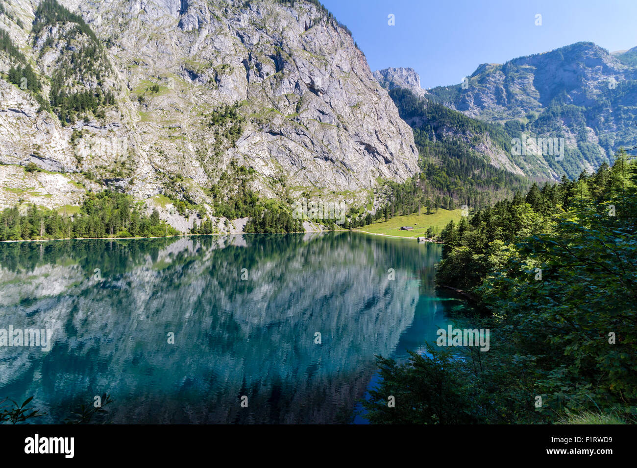 Schöne Landschaft der alpinen See mit kristallklarem Wasser und Berge im Hintergrund, Obersee, Deutschland Stockfoto