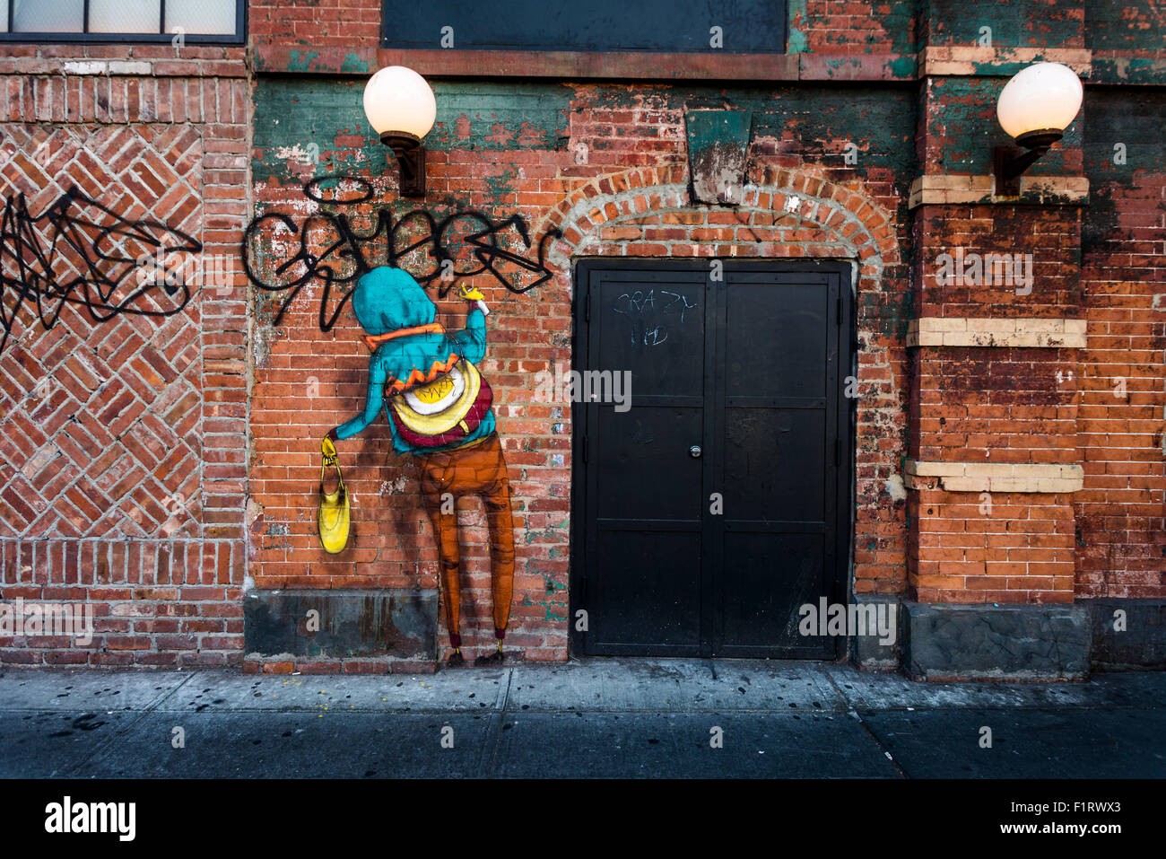 New York, NY 7. September 2015 - Wandbild von der brasilianischen Twin-Graffiti-Künstlern Os Gemos im Stadtteil NoLiTa von Manhattan © Stacy Walsh Rosenstock/Alamy Stockfoto