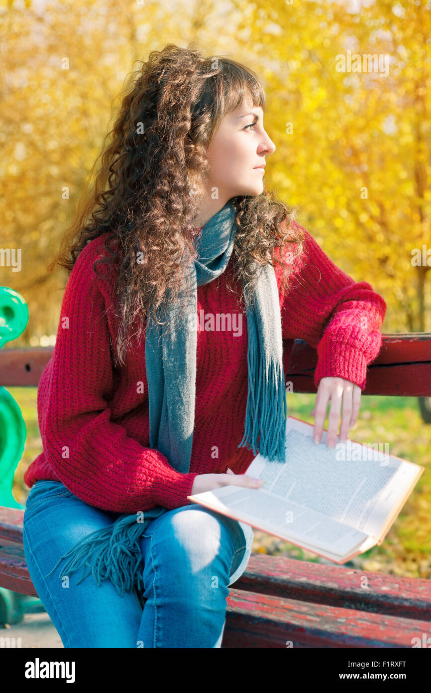 Junge schöne Frau, ein Buch im Herbst park Stockfoto