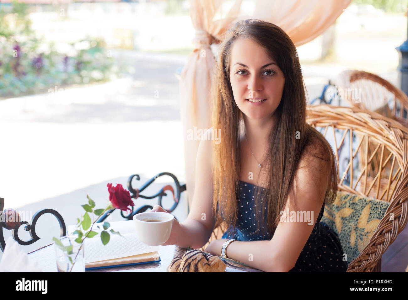 Junge schöne Frau, ein Buch im café Stockfoto