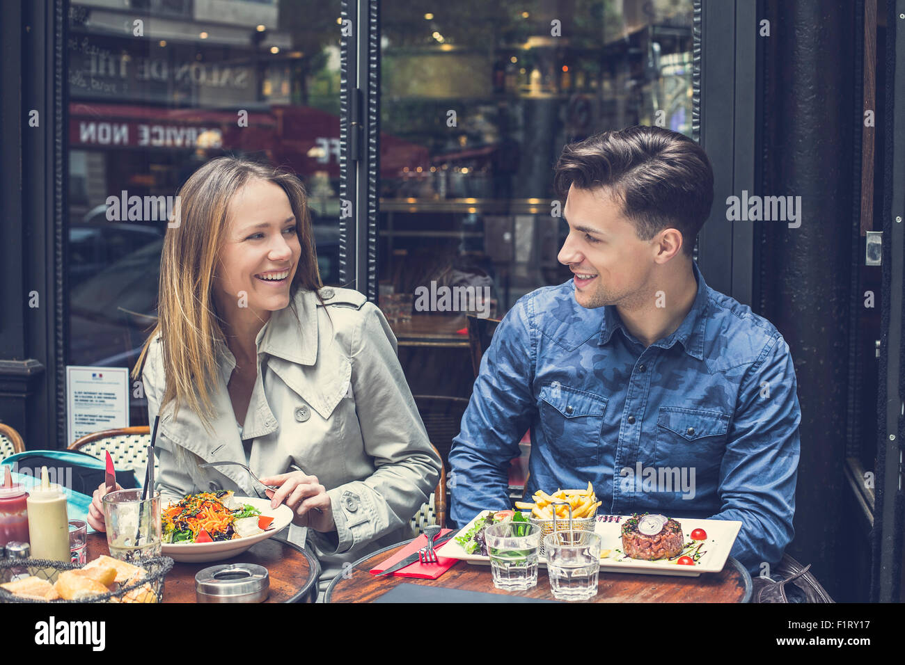 Paris, paar dating im restaurant Stockfoto