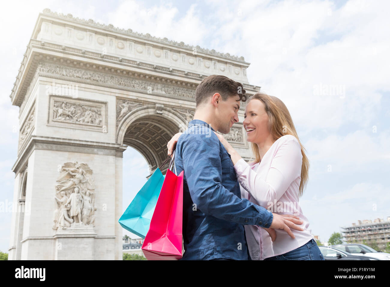 Paar auf der Avenue des Champs Elysees einkaufen Stockfoto