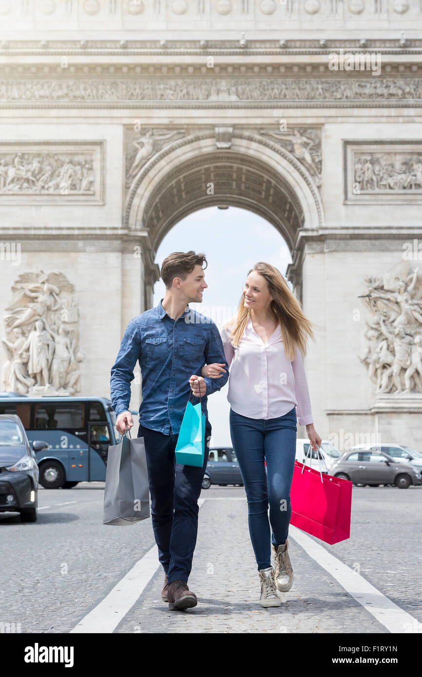 Paar auf der Avenue des Champs Elysees einkaufen Stockfoto