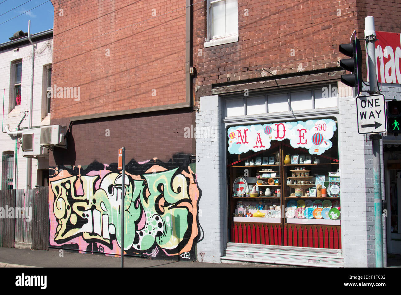 Shop und ummauerten Graffiti auf der King street, Newtown Vorort von Sydney Australia Stockfoto