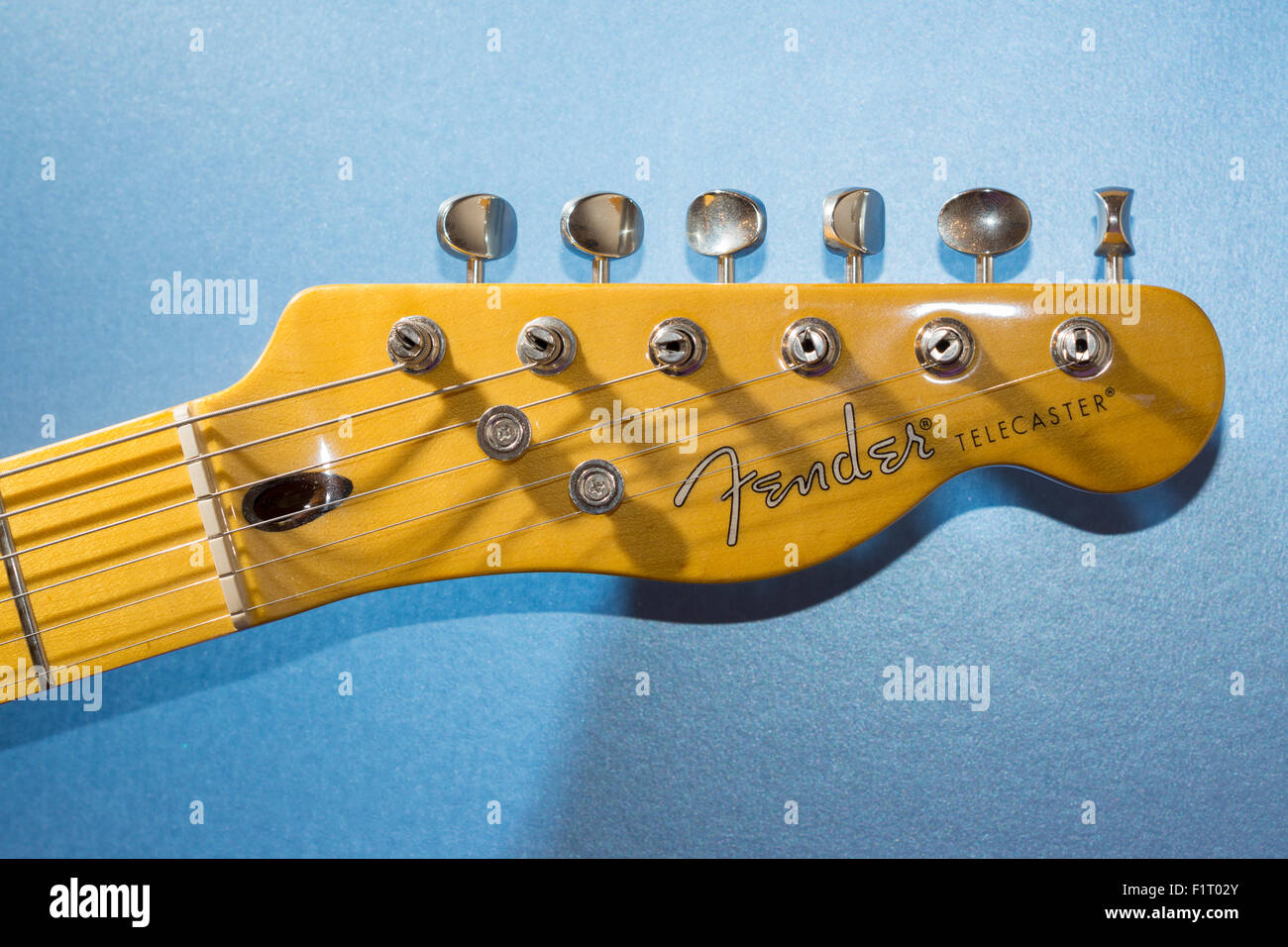Ein Blick auf der Kopfplatte einer Gitarre Fender, moderne Player Telecaster  Plus Stockfotografie - Alamy