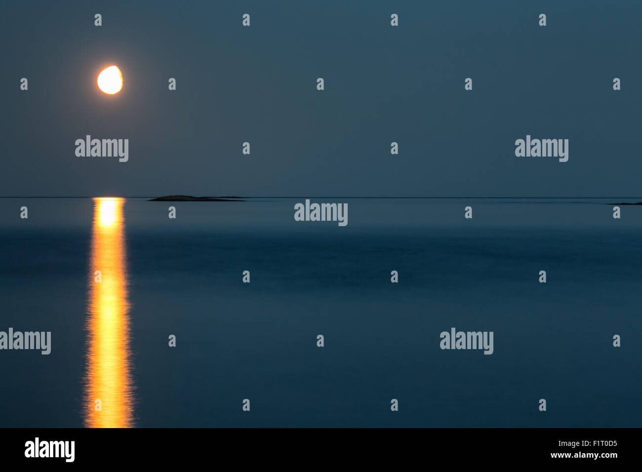 Mondaufgang gesehen von Läntinen Käärmeluoto Insel, Helsinki, Finnland, Europa, EU Stockfoto