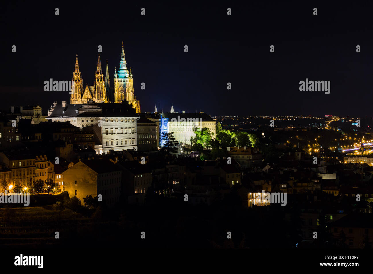 Prag, Tschechische Republik. Nacht-Foto der Karlsbrücke, Burg und historischen Gebäuden Stockfoto