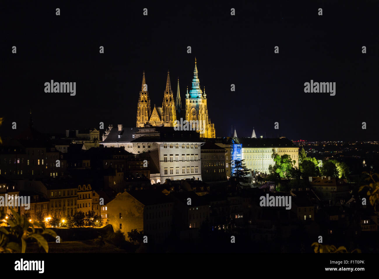 Prag, Tschechische Republik. Nacht-Foto der Karlsbrücke, Burg und historischen Gebäuden Stockfoto