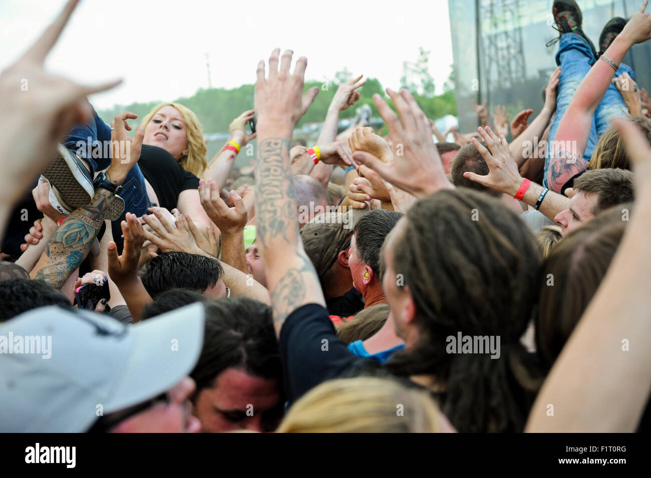 Weibliche Publikum Surfer auf Heavy Metal Musikfestival 2015 Monster Energy Carolina Rebellion Stockfoto