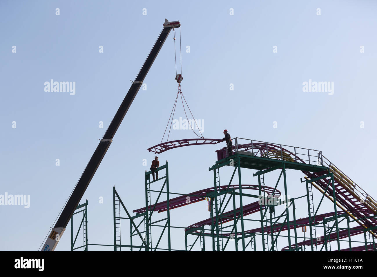 Bau der Achterbahn auf dem Bremer Freimarkt, dem größten Volksfest in Norddeutschland Stockfoto