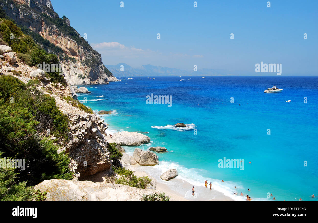 Blauer Strand mit einigen Leuten von oben gesehen. Cala Goloritze (Sardinien) im Sommer Stockfoto