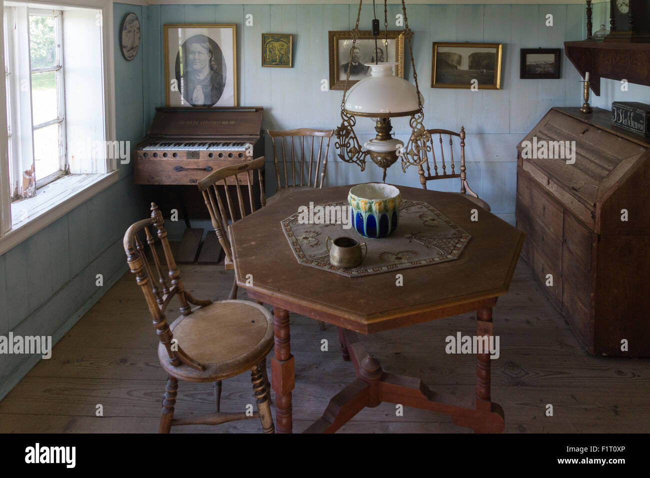 Das Innere eines traditionellen Rasen-Hauses am Skógarsafn - Skogar Museum in Island Stockfoto