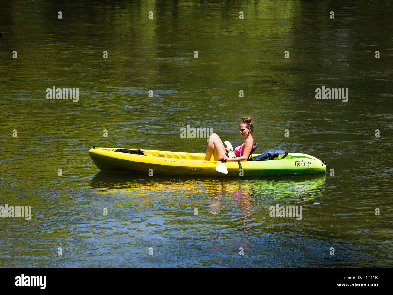 Freizeitschifffahrt / Kanufahrt auf dem French Broad River in Asheville, North Carolina Stockfoto