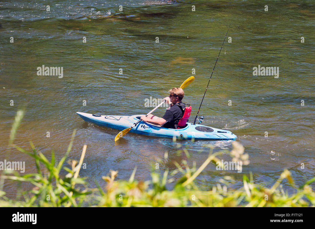 Freizeit Bootfahren / Kajakfahren auf dem French Broad River in Asheville, North Carolina Stockfoto
