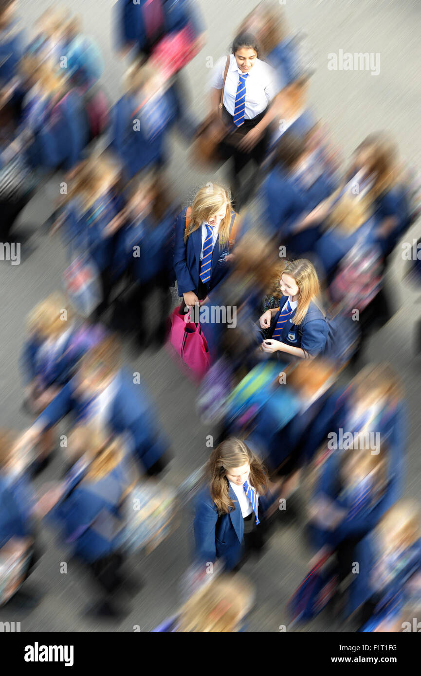 Grobe Sicht auf Schulkinder in Uniform - verschwommen einige Bewegung Stockfoto
